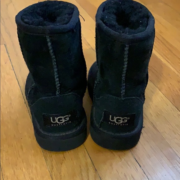 Toddler Uggs boot size 9 - Picture 3 of 6